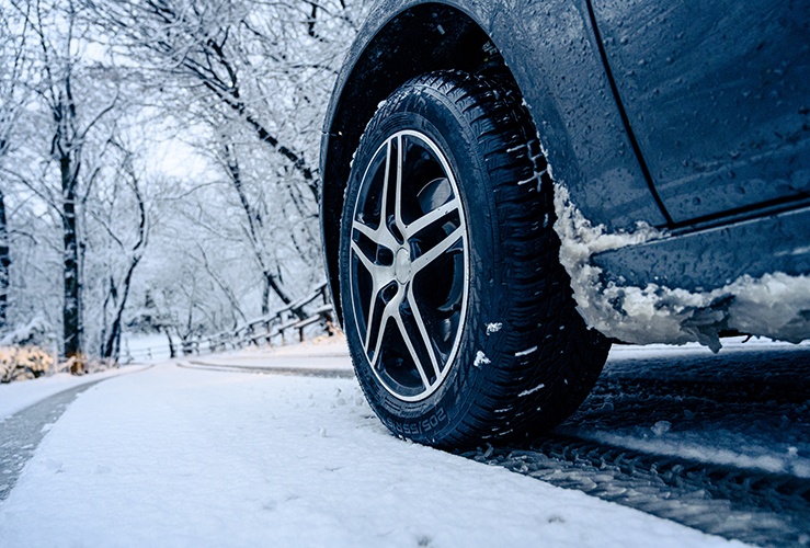 Car breaking on the snow